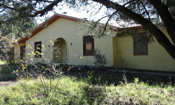 Tyrone House | Nature-Inspired Comfort with Pet-Friendly Amenities