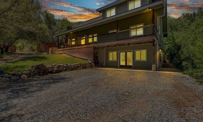 Kaweah House | Comfort in Nature, Multi-Family, 3 Kings + 4 Twins + 2 Queens, BBQ