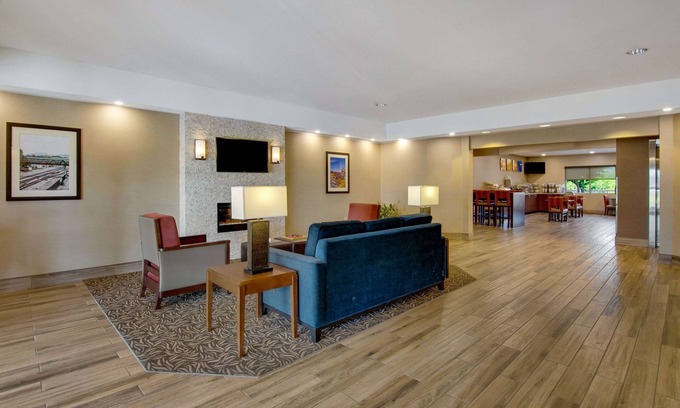 Roanoke Hotel | Convenient Comfort Inn Airport: Family-Friendly Amenities Await