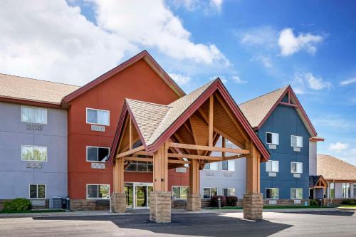 Albert Lea Hotel | Comfort Inn: Pet-Friendly Oceanfront Escape with Pool Access