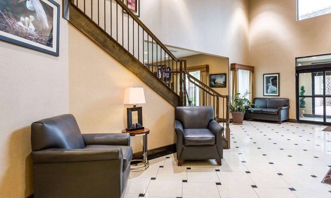 Winnie Hotel | Exceptional Comfort Inn And Suites Winnie with Spa & Dining
