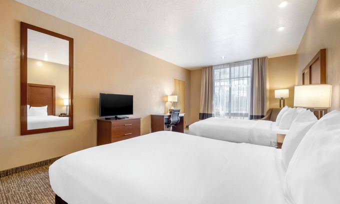 St. George Hotel | Inviting Comfort Inn at Convention Center with Pool & Spa