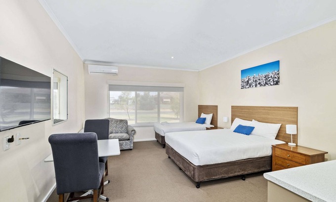 Hay South Hotel | Welcoming Comfort Inn Bishops Lodge with Pool & Breakfast