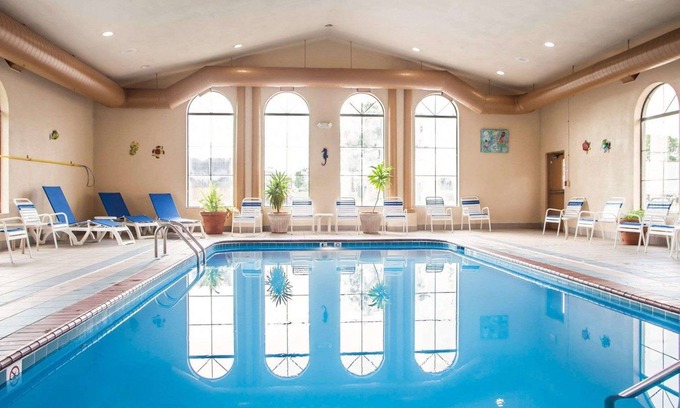 Bourbonnais Hotel | Convenient Comfort Inn Bourbonnais: Pool & Spa Amenities