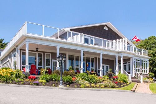 Halifax Hotel | Comfort Inn: Pet-Friendly Stay with Pool Access & Breakfast
