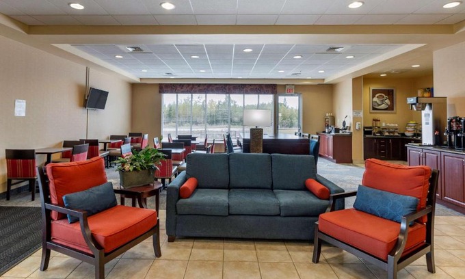 Sturgeon Falls Hotel | Guest Rated Comfort Inn with Oceanfront Views & Pool