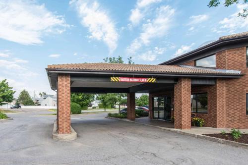 Mauricie Hotel | Inviting Comfort Inn: Family-Friendly with Kitchen Access