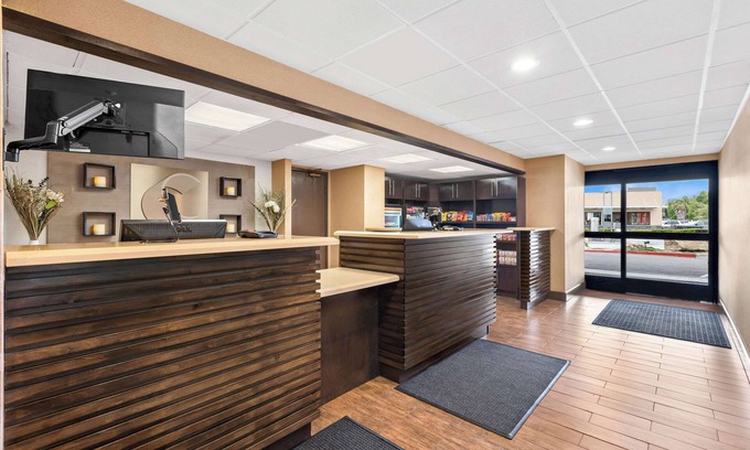 Lincoln Acres Hotel | Relax at Comfort Inn Chula Vista with Pool & Spa Amenities