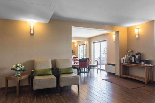 Dartmouth Hotel | Comfort Inn Dartmouth: Cozy Retreat with Hot Tub & Breakfast