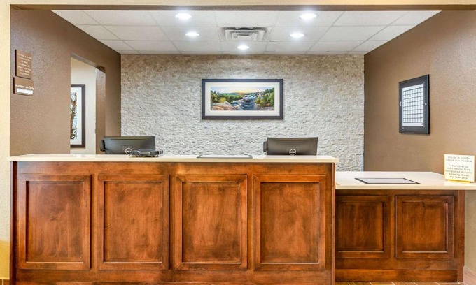 DeKalb Hotel | Comfort Inn DeKalb - Ideal for Families Near University