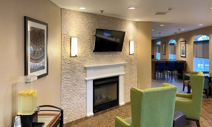 DeKalb Hotel | Comfort Inn DeKalb: Ideal Stay Near University with Pool