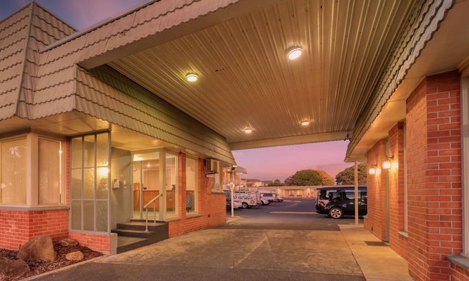 Devonport Hotel | Discover Sunrise Devonport: Family-Friendly with Breakfast
