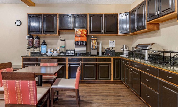 Central Business District Hotel | Explore Comfort Inn Downtown - University Area with Breakfast