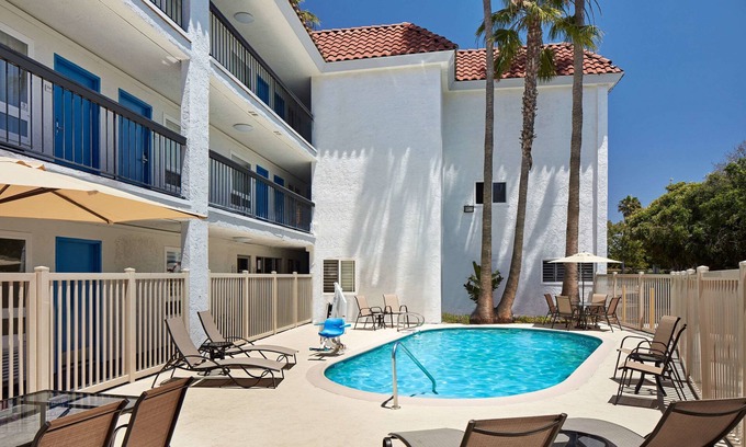 Leucadia Hotel | Relaxing Comfort Inn Encinitas with Pool and Spa Amenities