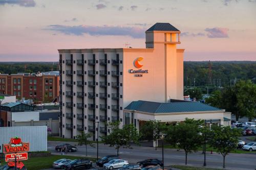 Fallsview Hotel | Experience Comfort Inn Fallsview with Pool and Ocean Views