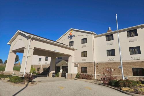 Ferdinand Hotel | Relaxing Comfort Inn: Family-Friendly Retreat with Pool