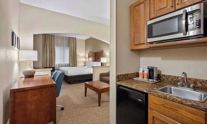 Fort Myers Hotel | Inviting Comfort Inn Fort Myers Northeast with Pool & Restaurant