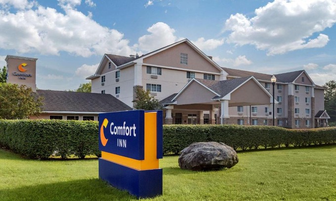 Griswold Hotel | Guest Rated Comfort Inn: Family-Friendly with Pool Access