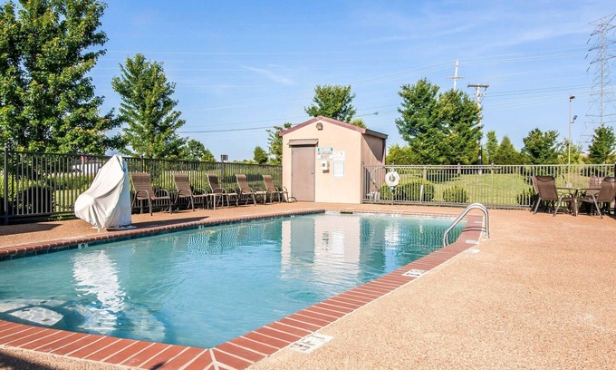 Jackson Hotel | Cozy Comfort Inn Jackson I-40 with Pool & Breakfast Included