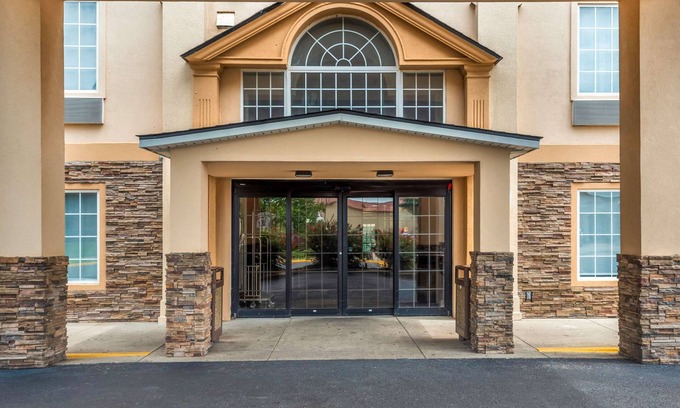 Lafayette Hotel | Convenient Comfort Inn Lafayette North: Pool & Dining Options