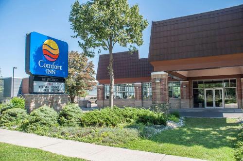 Niagara Falls Hotel | Discover Comfort Inn Lundy's Lane with Pool and Ocean Views