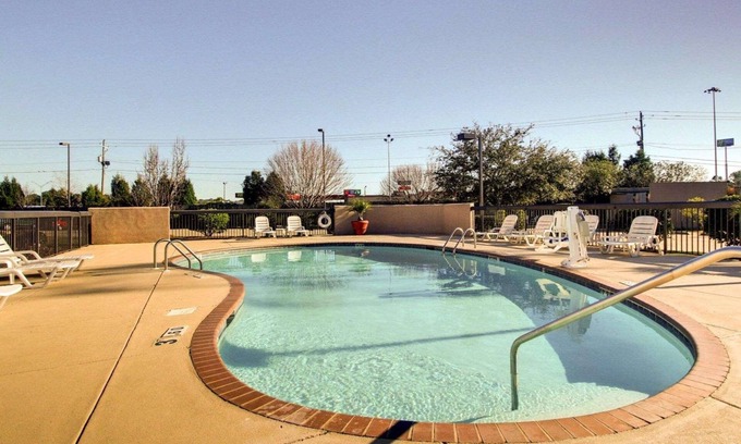Kreole Hotel | Explore Comfort Inn Moss Point - Pascagoula with Pool Access