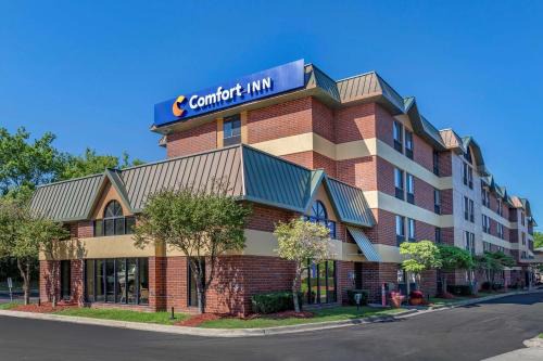Dearborn Hotel | Comfort Inn Near Greenfield Village with Pool & Hot Tub