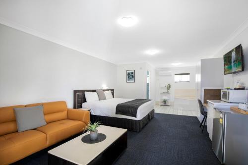 Carseldine Hotel | Comfort Inn North Brisbane: Family-Friendly Retreat with Pool