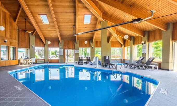 Norwalk Hotel | Convenient Comfort Inn Norwalk - Sandusky with Pool & Spa