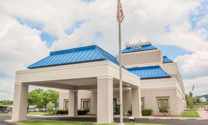 Lindbergh Lawns Hotel | Cozy Comfort Inn near NYS Fairgrounds with Family Amenities