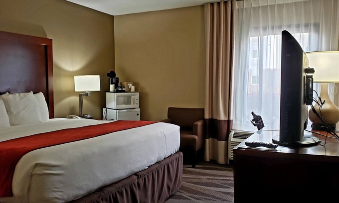 Northeast Pensacola Hotel | Experience Comfort Inn Pensacola - Ideal for Families & Relaxation