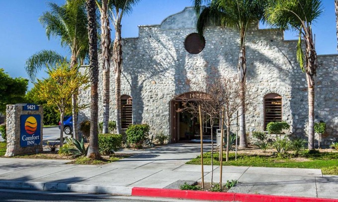 Westmont Hotel | Convenient Comfort Inn Pomona near Fairplex with Breakfast