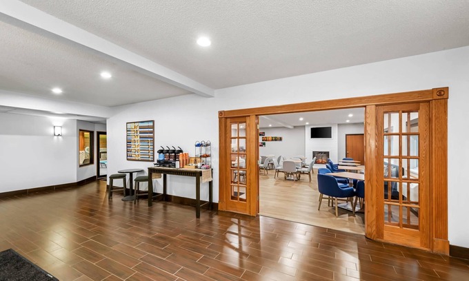 Rhinelander Hotel | Inviting Comfort Inn Rhinelander with Pool and Ocean Views