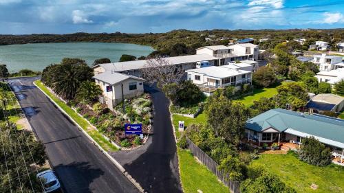 Waterhouse Hotel | Relax at Lakeview Motel and Apartments - Pet Friendly Retreat