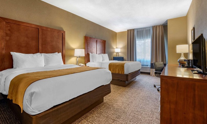 Shelbyville Hotel | Welcoming Comfort Inn Shelbyville North with Pool & Breakfast