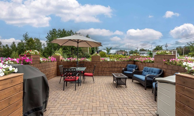 Sturgeon Falls Hotel | Budget-Friendly Comfort Inn Sturgeon Falls with Pool & Breakfast