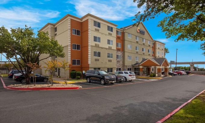 St. Johns Hotel | Welcoming Comfort Inn & Suites with Pool and Family Amenities