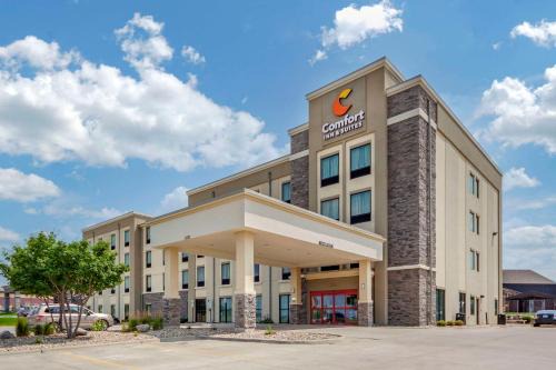 Sioux Falls Hotel | Inviting Comfort Inn & Suites Avera with Pool and Hot Tub