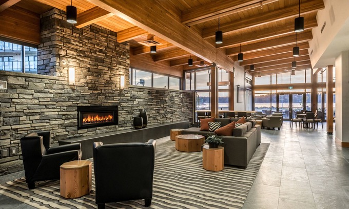 Campbell River Hotel | Exceptional Comfort Inn & Suites with Pool and Spa Access