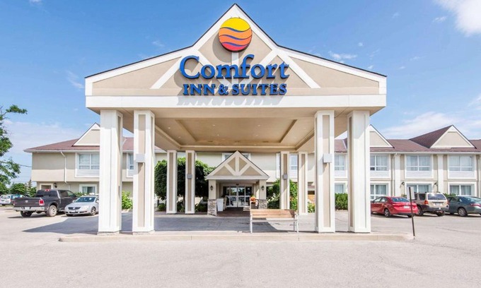 Collingwood Hotel | Comfort Inn & Suites: Family-Friendly with Hot Tub Access