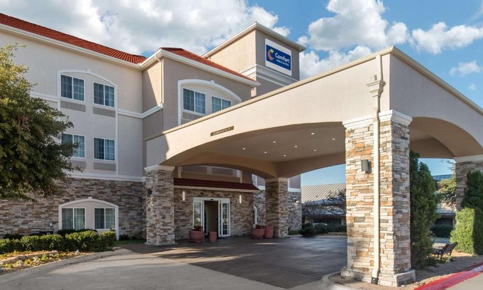 Cedar Hill Hotel | Comfort Inn & Suites Cedar Hill: Pet-Friendly Getaway