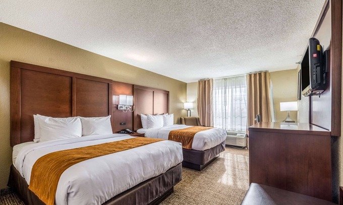 Murlin Heights Hotel | Discover Comfort Inn & Suites Dayton North with Pool & Spa