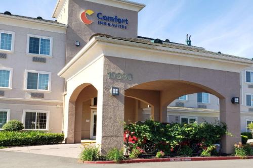 Galt Hotel | Relax at Comfort Inn & Suites Galt - Lodi North with Spa