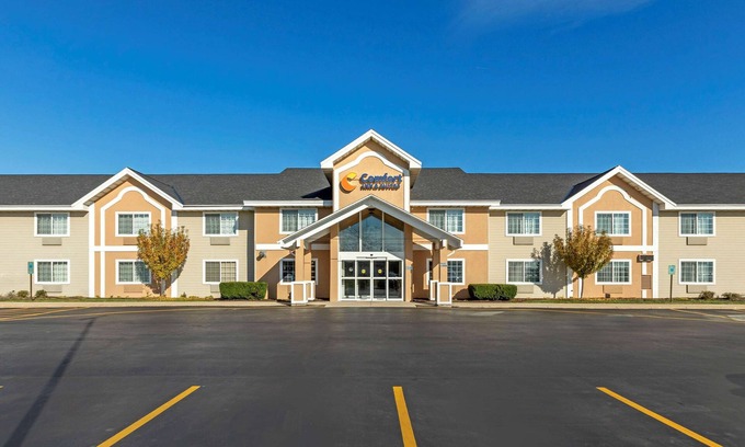 Jackson Hotel | Relaxing Escape at Comfort Inn & Suites Jackson - West Bend