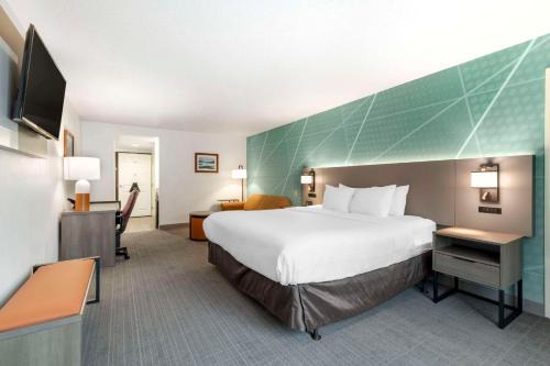 Lake George Hotel | Cozy Comfort Inn & Suites with Oceanfront Pool Access