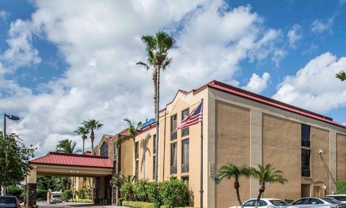 Lantana Hotel | Budget-Friendly Comfort Inn & Suites Lantana with Pool