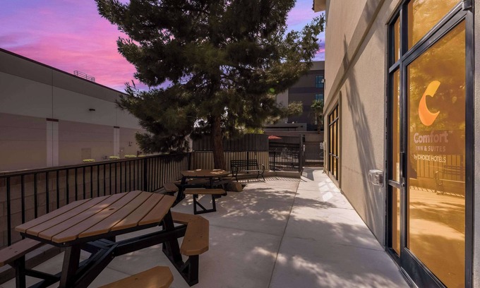 Las Vegas Hotel | Relaxing Stay at Comfort Inn & Suites Las Vegas - Nellis