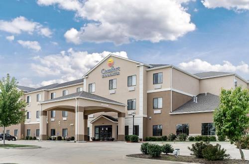 Lawrence Hotel | Comfort Inn & Suites Lawrence - Ideal for Families and Pets