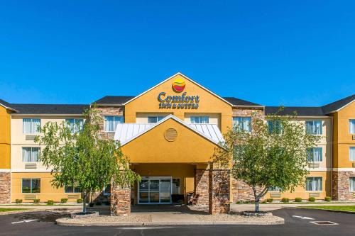 Mount Sterling Hotel | Comfort Inn & Suites: Family-Friendly with Private Pool