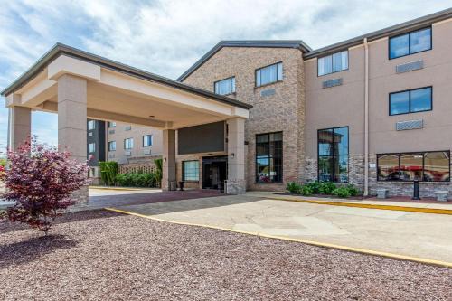 McComb Hotel | Cozy Comfort Inn & Suites: Oceanfront with Pool Access